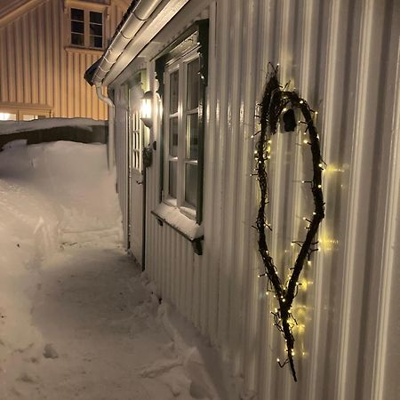 Idyllisk Lite Anneks Med Enestaende Uteplass Larvik Exterior foto