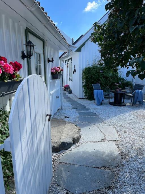 Idyllisk Lite Anneks Med Enestaende Uteplass Larvik Exterior foto
