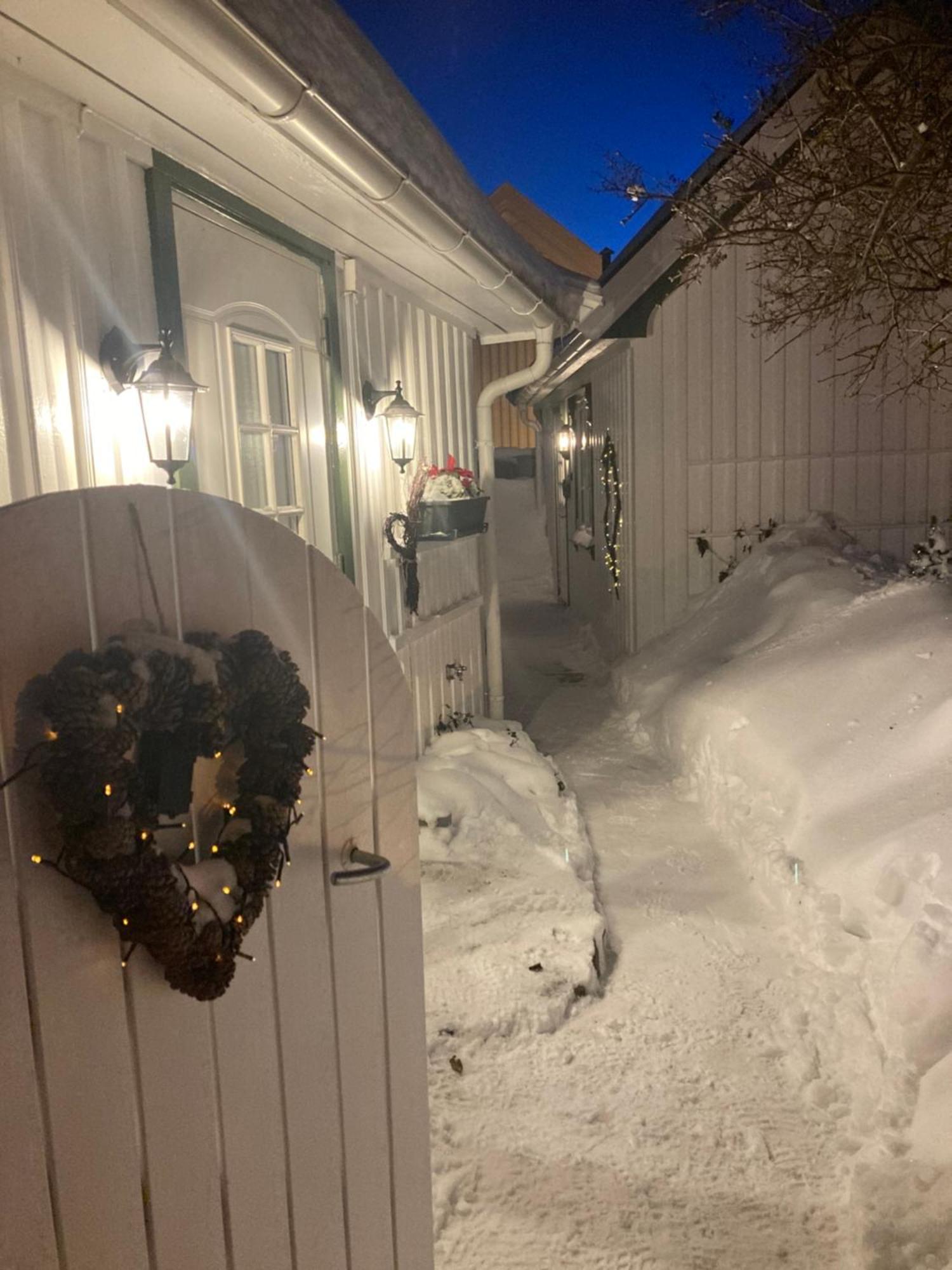 Idyllisk Lite Anneks Med Enestaende Uteplass Larvik Exterior foto